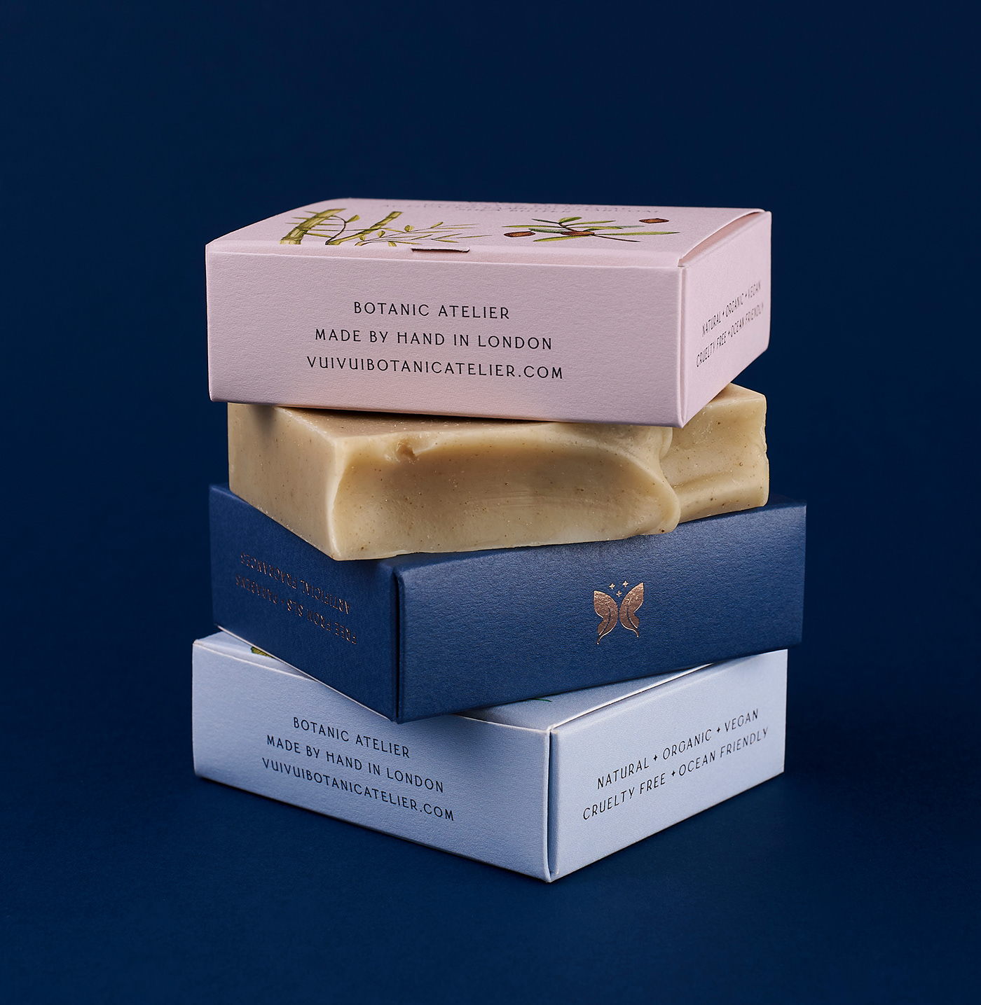 能让人想起传统的植物学书籍的护肤品包装设计(图12)